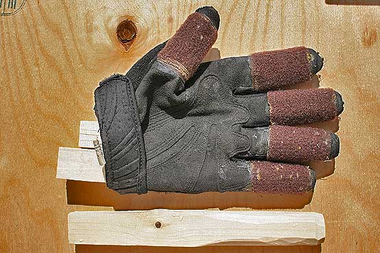 Самодельная перчатка. Самодельные перчатки. Самодельные перчатки из метро. Самодельные перчатки Райдер.